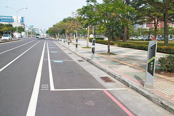 台南市智慧路邊停車柱實施範圍再擴大,3月1日起將啟用東區、安平區等510席智慧停車格。 圖/台南市交通局提供