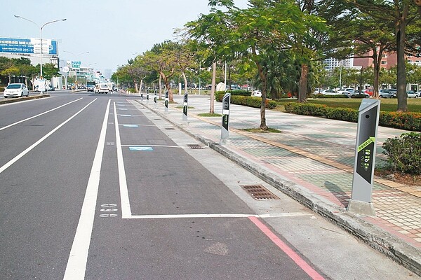 台南市智慧路邊停車柱實施範圍再擴大，3月1日起將啟用東區、安平區等510席智慧停車格。 圖／台南市交通局提供