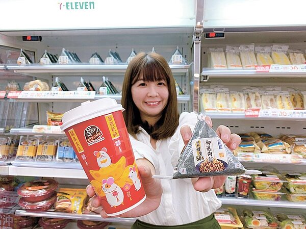 搶攻228連假商機,7-ELEVEN推出CITY CAFE系列飲品,還有三角飯糰等多款鮮食商品優惠。圖/業者提供