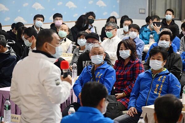 侯友宜表示,三重老舊市區的都更非常重要,必須兼顧情理法,只要法律沒有禁止,都應該全力協助解決問題,感謝里長表達地方心聲,為了地方建設努力,以及區公所同仁的辛勞,並要求各局處落實政策,持續改善及提升市民生活品質。圖/新北市政府提供