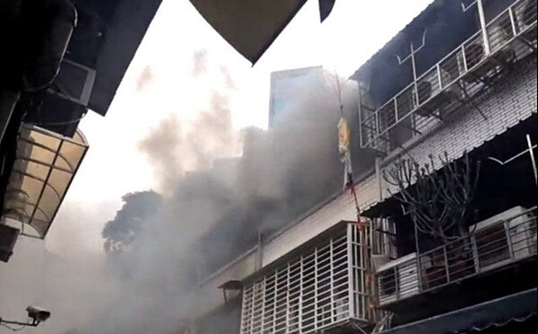 去年延平北路四段一處2樓頂加起火燃燒。記者蕭雅娟/翻攝