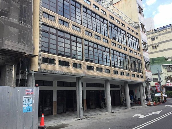 台中市都市發展局今年編列1000萬元預算，補助老屋更新規劃設計及施工經費，如符合條件最高可補助總金額70%，圖是中區篤行路台灣仕紳館申請補助，108年6月6日完工。圖／台中市都發局提供