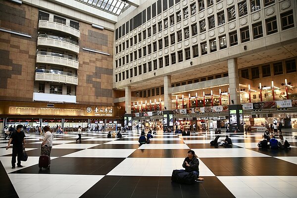 新冠肺炎疫情緊繃,228連假首日台北車站不見外籍移工聚集。記者林伯東/攝影