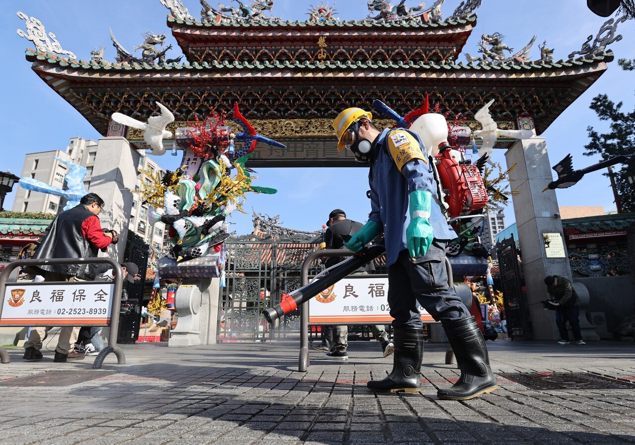 台北市政府環保局28日派員到龍山寺周邊消毒。記者林澔一／攝影