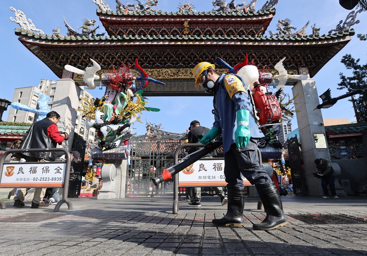 台北市政府環保局28日派員到龍山寺周邊消毒。記者林澔一/攝影