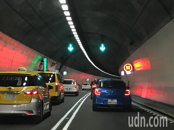 228連假首日,宜蘭南北塞,國五南下往宜蘭,因塞得嚴重,限速90公里,卻只能開20公里。記者吳淑君/攝影