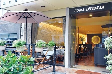 ˙〈Luna d'ltalia月之意大利餐廳〉門口綠意盎然,有些老客人喜歡在露台用餐。圖/姚舜
