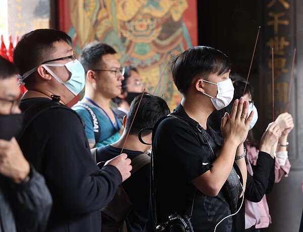 龍山寺自3月13日起停止供香、也禁訪客自帶香枝。記者林澔一/攝影