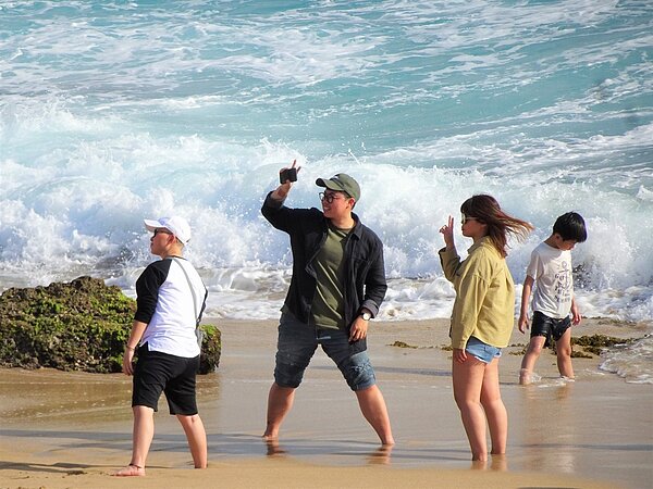 228連假又逢南台灣好天氣，屏東墾丁今天再度湧入出外透透氣的遊客，墾丁地區飯店住房率約八成，民宿約六成，估計湧入3萬遊客。記者潘欣中／攝影 