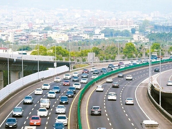 根據即時路況顯示，上午9時30分後南下車潮逐漸湧現。圖／聯合報系資料照