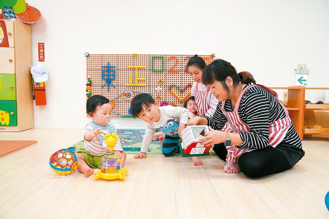 新竹縣竹東鎮東正社區公托家園今啟用，近日家長已帶著孩子認識環境及老師。 記者陳斯穎／攝