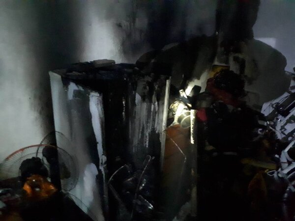 宜蘭一戶透天民宅凌晨發生火警，消防人員在電話中指引報案人避開濃煙，隨後把戶內4人救出。圖/消防局提供