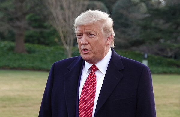 美國總統川普28日在白宮南草坪談新冠肺炎疫情。記者張文馨/攝影