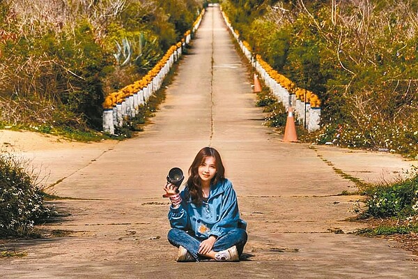 知名網美程靜怡受縣府觀光處之邀,登上大膽島拍美照,圖為大膽島上知名的生明路。 圖/縣府提供