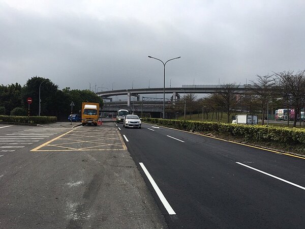 產發局表示，經過9天的工期，中油已在昨晚通過油管24小時壓力測試，今凌晨完成開挖路面銑鋪，上午9時恢復車輛通行，較原預定期限提前15小時。圖／北市府產發局提供