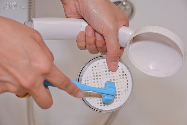 民眾在家中可打開蓮蓬頭內蓋做清潔,防止細菌滋生更能延長使用壽命。圖/好房網News資料照