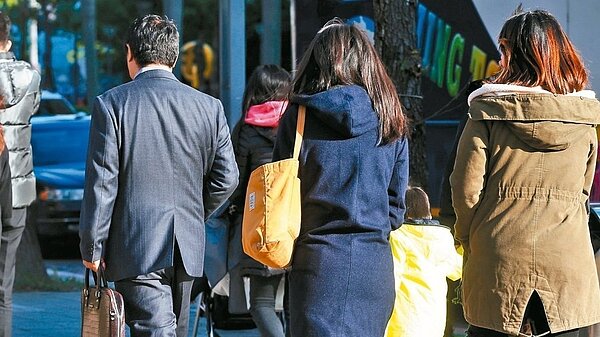 根據勞動部統計,截至2月15日止,通報實施無薪假的事業單位計22家,實施人數869人,較上一期實施人數減少三家、72人。圖/聯合報資料照