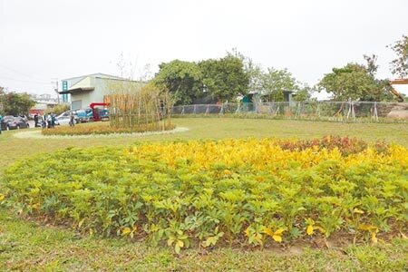 中興路3段原先雜亂的荒地,如今搖身一變為「竹,郵樂」綠地。(吳亮賢攝)