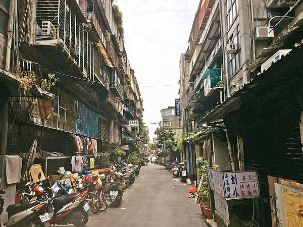 台北市大同區的斯文里整宅,分為一、二、三期都更基地,由北市府擔任實施者,三期已於2018年拆除動工,二期同意比率已達90%。 圖/聯合報系資料照片