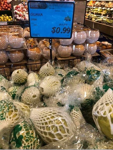 台灣芭樂歷經十年努力,去年底突破檢疫,賣到美國去。圖為台灣芭樂在美西的韓系超市銷售。圖/讀者提供