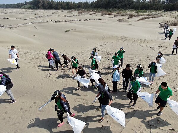 有巢氏房嘉義興業店與嘉義嘉大南京店的同仁,人手一袋撿拾海洋垃圾,維護好美里沙灘環境。