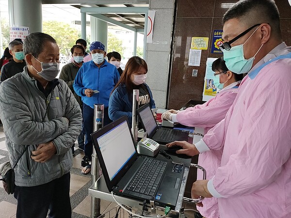 拉高防疫層級！台東馬偕及台東基督醫院今天起加強出入管制，民眾就醫、探病或入院拜訪，都須過健保卡查驗旅遊史及量測體溫。記者羅紹平／攝影 