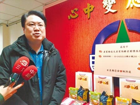 基隆有5人因與新冠肺炎旅日個案33有接觸史被居家隔離,市長林右昌至居家關懷中心視察。(許家寧攝)