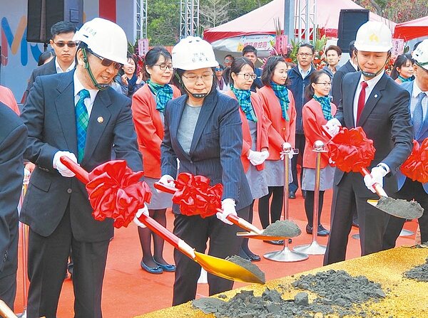 蔡英文總統(中)2日為全台首座由地方政府以BOT方式籌建的「新竹馬偕兒童醫院」主持動土儀式。(陳育賢攝)