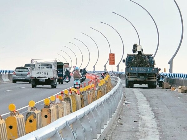 高屏大橋機車道拓寬工程自去年12月初施工以來，已發生27件事故。 圖／立委鍾佳濱服務處提供