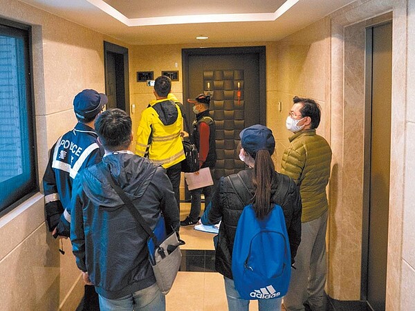 日租套房恐成為防疫漏洞,新北市觀旅局日前聯合消防局、工務局、警察局成立稽查小組,逐一查緝藏身社區大廈中的日租套房。(新北市觀光局提供/許哲瑗新北傳真)