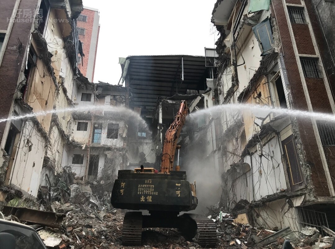 新北市長蘆洲區中山一路的海砂屋危樓,成功自主都更,3月3日正式拆除。好房網News記者李彥穎攝