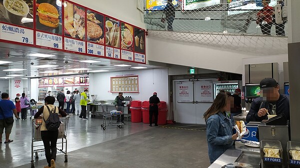 包括好市多內湖店在內多家分店,今天撤除餐飲區所有桌椅,民眾站著吃東西。本報記者/攝影