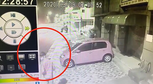 歐力源恐嚇取財後奔跑上停在巷內的車子。記者蔡翼謙／翻攝