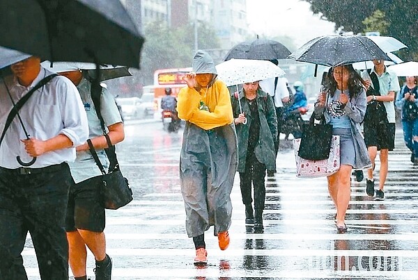 明天開始變天，周四低溫下探14度又下雨。 圖／聯合報系資料照片