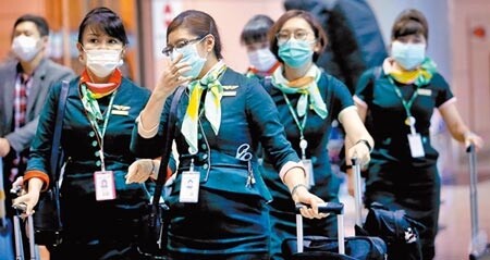 新冠肺炎重創航空業，桃園市產業總工會3日呼籲政府，航空業申請紓困補助，應以不裁員為前提，並表示願意與資方共體時艱，在桃園機場內，1群長榮航空空服員3日結束飛行任務後走出入境大廳。（范揚光攝）