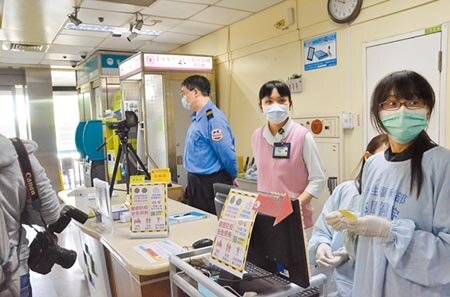 防範新冠肺炎,桃園市衛生局提前部署,研議11家急救責任醫院將暫停探病。(賴佑維攝)