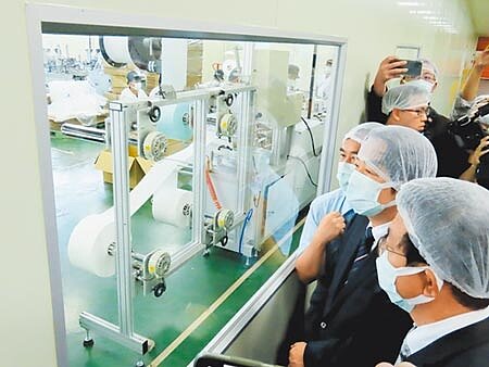 準副總統賴清德（右二）在立委郭國文（右一）等人陪同下，3日前往台南將軍區訪視康那香口罩生產線狀況，慰勞辛苦的員工及支援的國軍弟兄。（莊曜聰攝） 