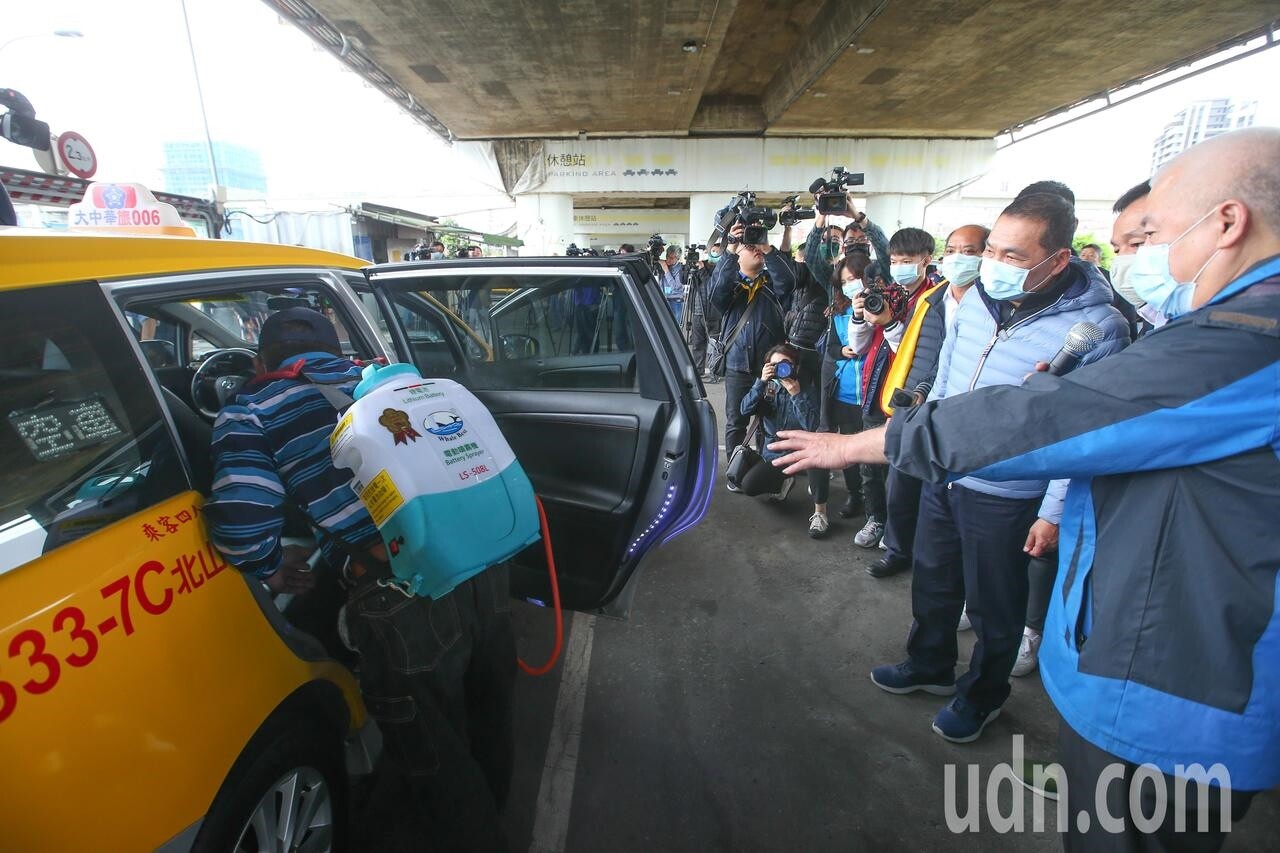 新北市長侯友宜今下午前往三重重新橋下計程車司機服務中心，視察防疫整備情形。記者葉信菉／攝影