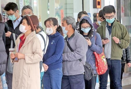 台灣中央流行疫情指揮中心宣布，5日起實名制口罩每人可多買1片，成人口罩購買量增為7天內3片，兒童口罩增為7天內5片，圖為民眾2日在藥局排隊買口罩。（趙雙傑攝）