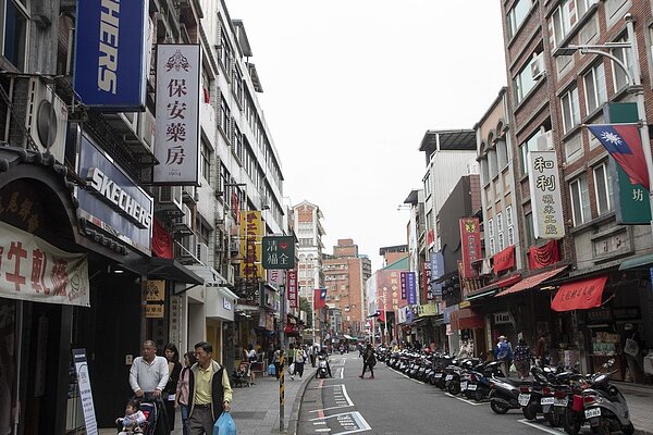 新北市長侯友宜今前往淡水與里長進行座談會,其中淡海輕軌藍海線是否行駛淡水老街再度成為討論話題。圖/聯合報系資料照片