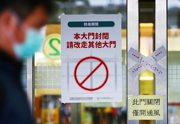 醫院為了防止院內感染,僅留一個出入口,並由醫護人員過濾進出民眾。記者杜建重/攝影