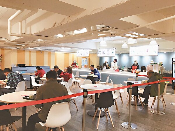 桃園市政府地下1樓「桃花源美食街」近日重新開幕,自助餐區、麵食與蔬食、市集區煥然一新。 記者張裕珍/攝影