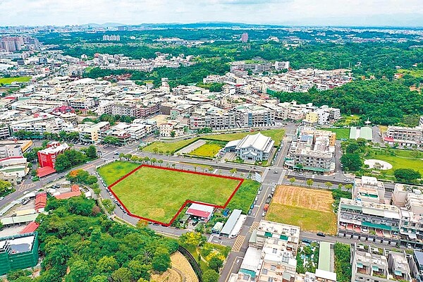 面積約1,880.14坪的大坪頂商業區土地(紅色範圍),每坪底價約23.14萬元,是此次土地標售面積最多、總價最高的土地。圖/高雄地政局提供