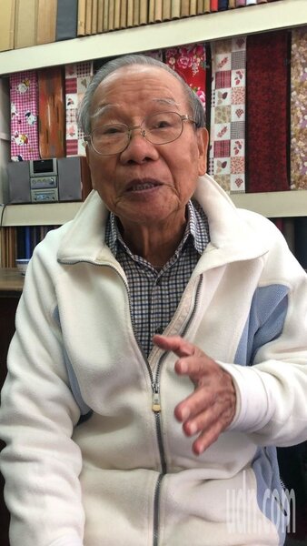 86歲嘉義縣老中醫師吳火旺，74年前在家鄉布袋鎮，親眼目睹蝗災，直呼「真恐怖、可怕！」記者魯永明／攝影