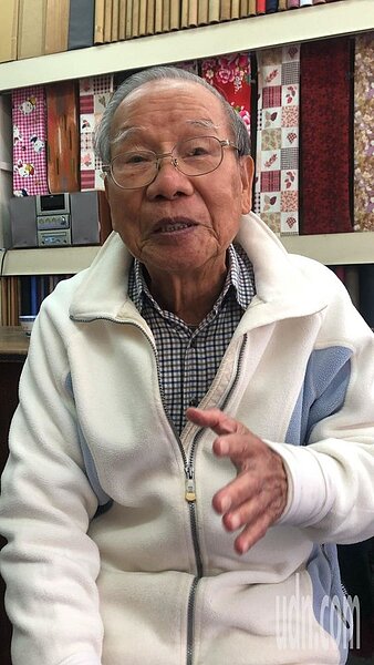 86歲嘉義縣老中醫師吳火旺,74年前在家鄉布袋鎮,親眼目睹蝗災,直呼「真恐怖、可怕!」記者魯永明/攝影