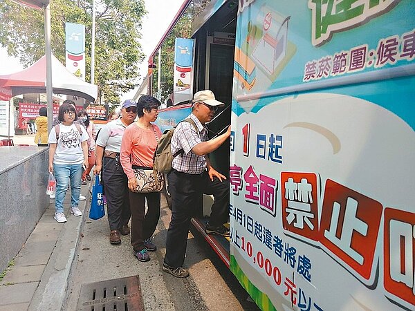 高雄市民政局殯葬管理處今年提供清明掃墓免費接駁專車,將要求搭車的民眾戴口罩。 圖/高雄市民政局殯葬管理處提供