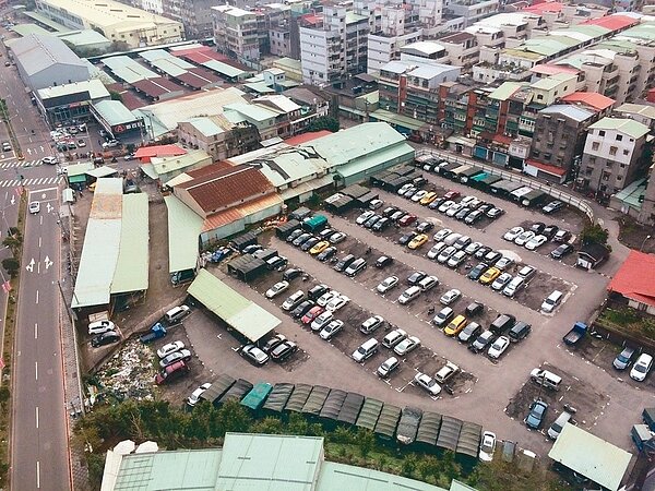 新北市板橋埔墘4至7區現況多為鐵皮屋、停車場，環境品質不佳。圖／新北市地政局提供