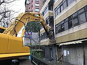 不能再拖下去！　大度路3段海砂屋拆了