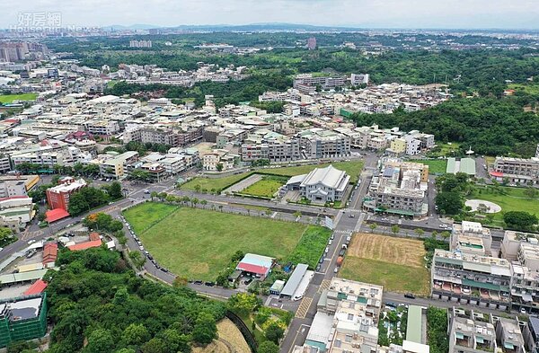 高雄市府公告標售土地,其中大坪頂1號道路區段徵收區有1標4筆商業區土地,合計面積約1880坪。照片高雄市地政局提供