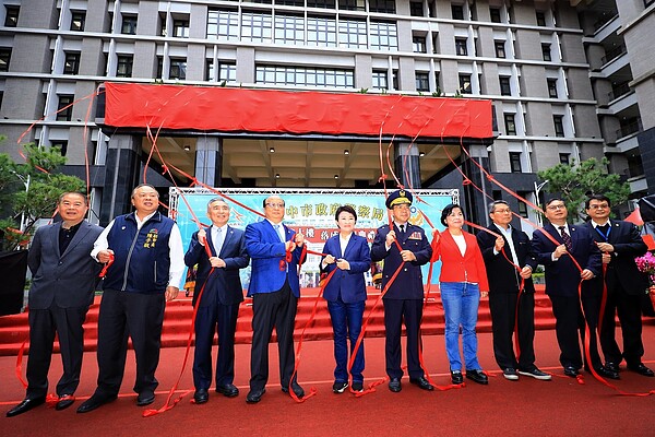 台中市政府警察局揭牌。圖／台中市政府提供